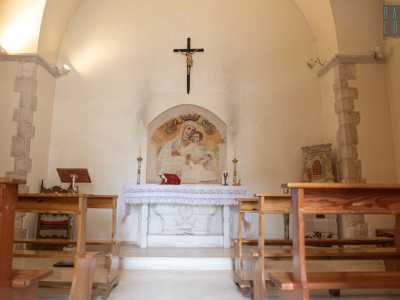 Non ci resta ora che entrare. Varcato il portone in legno, l�interno rivela un piccolo e raccolto ambiente organizzato in un�unica aula senza navate...